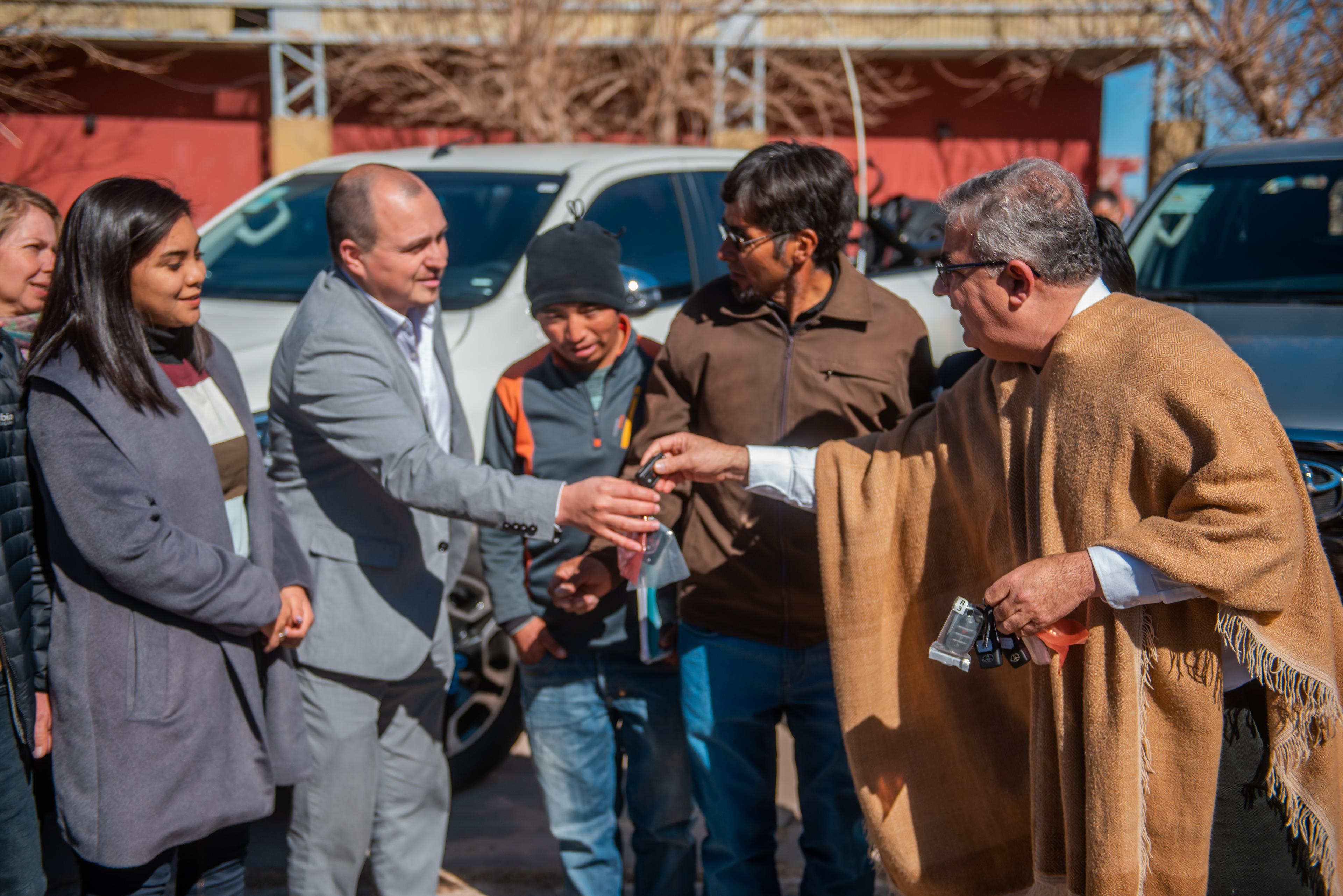 Livent y el Gobernador Raúl Jalil hicieron entrega de camionetas 4&#215;4 para la comunidad de Antofagasta de la Sierra