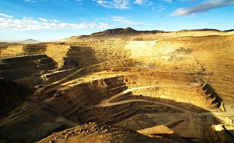 Imagen ilustrativa para la noticia: Fiebre del oro: Goldman Sachs y UBS elevan predicciones de precios, crecen las entradas de ETF y se convierte en la mejor inversión | Panorama Minero