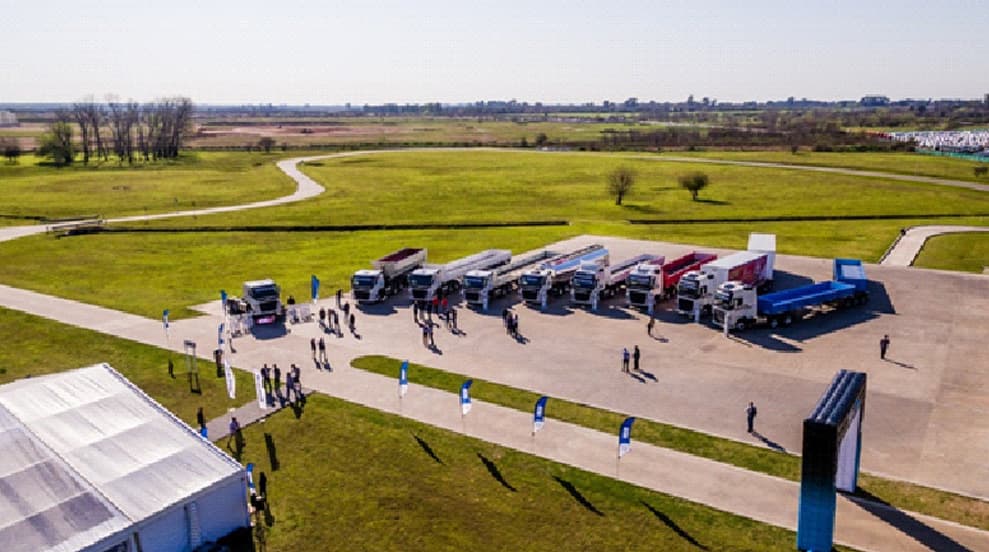 Imagen ilustrativa para la noticia: Volvo Trucks lanza el FM330 6X2T y presenta la gama más amplia de camiones para escalabilidad | Panorama Minero