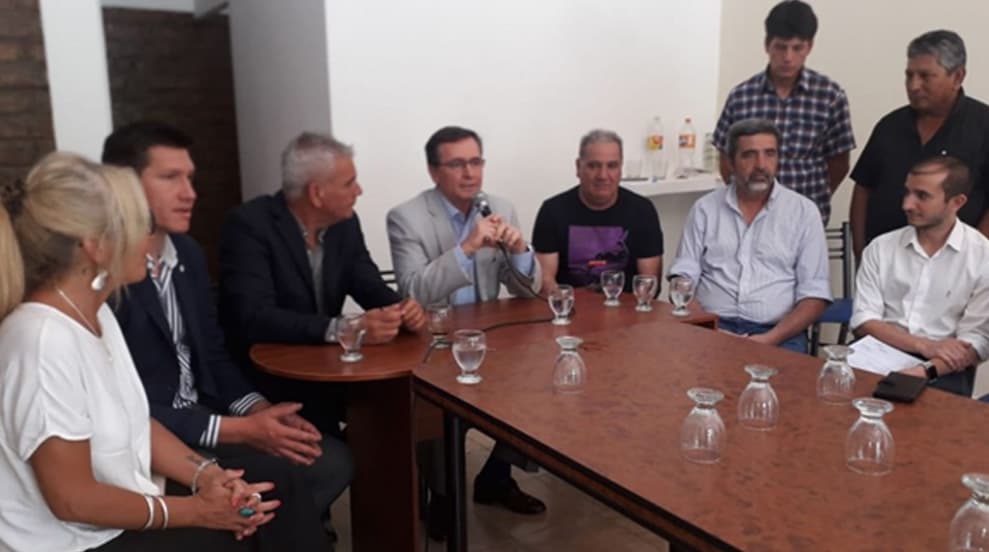 Imagen ilustrativa para la noticia: Hensel reiteró apoyo a pequeños caleros organizados por mejor trabajo | Panorama Minero