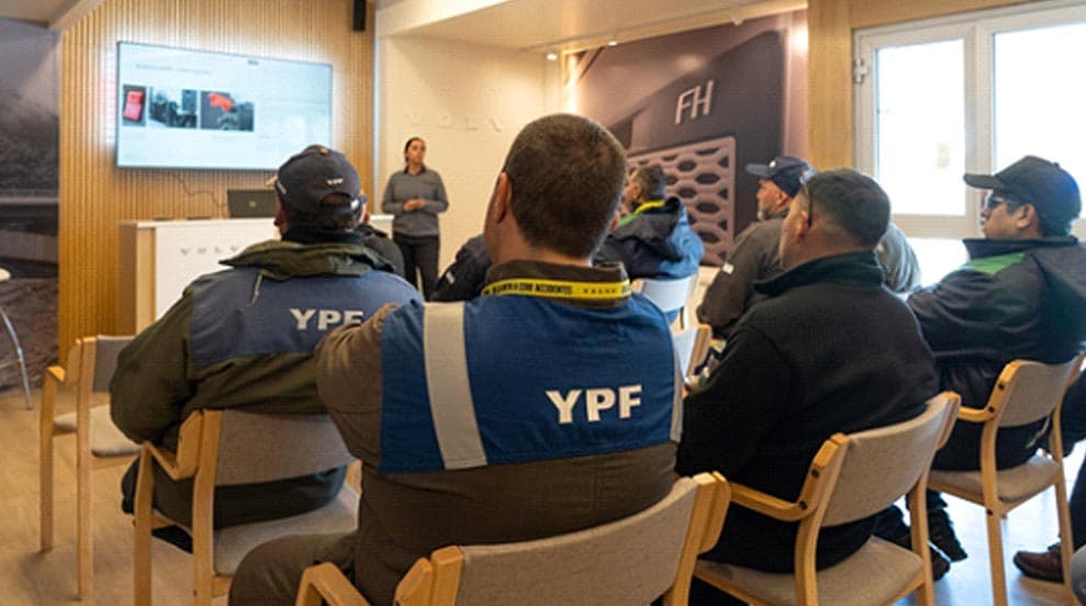 Conducción Segura: YPF y Volvo Trucks se unen para capacitar choferes de camiones con el objetivo de «cero accidentes».